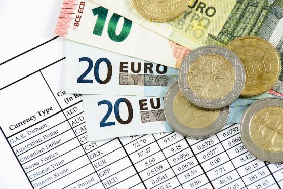 Europa cierre: Euro llega a menor nivel en cinco años