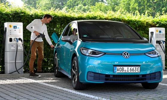 Volkswagen y BP expanden alianza de recarga de autos electrónicos a otras regiones