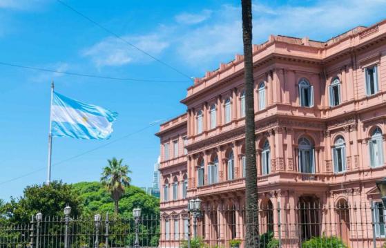 Gobierno argentino busca decreto urgente para regular exchanges cripto en línea con GAFI