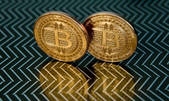 CEO de BlackRock y JPMorgan consideran que el bitcoin no tiene valor, aunque ven oportunidades en blockchain