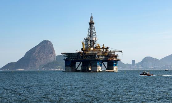 Petróleo opera con ganancias; comerciantes monitorean reunión del G-7 