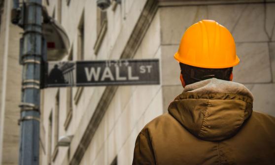 Wall Street se desliza en la apertura después de un informe de empleo mejor de lo esperado