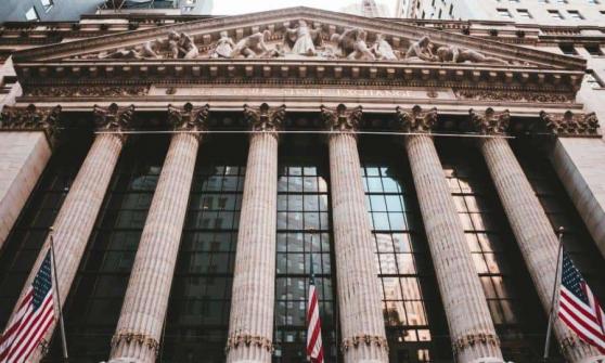 Wall Street inicia jornada mixta mientras persiste nerviosismo por el sector bancario