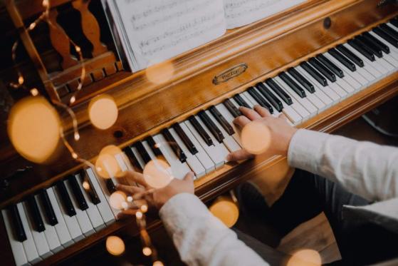 Actor Anthony Hopkins compone música en piano para los titulares de sus NFT 