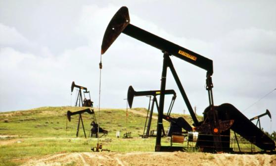 Petróleo opera a la baja en medio del riesgo sobre el acuerdo nuclear con Irán