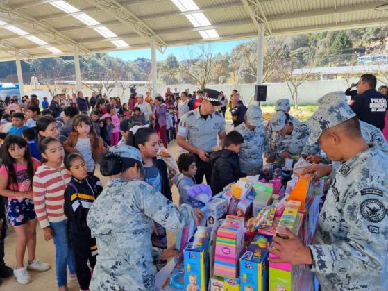 Guardia Nacional reparte más de 10 mil juguetes en colonias populares