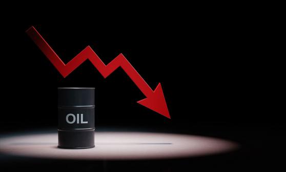 Precios del crudo caen y retroceden a menos de 115 dólares por barril