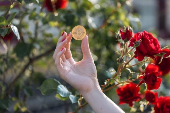 Kiyosaki dice que Bitcoin, oro y plata caerán más pero hay que invertir en ellos para sonreir después