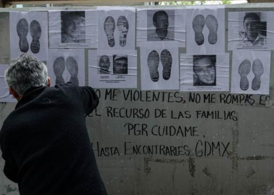 Familias de desaparecidos acusan a la FGR por borrar muro de la memoria en CdMx