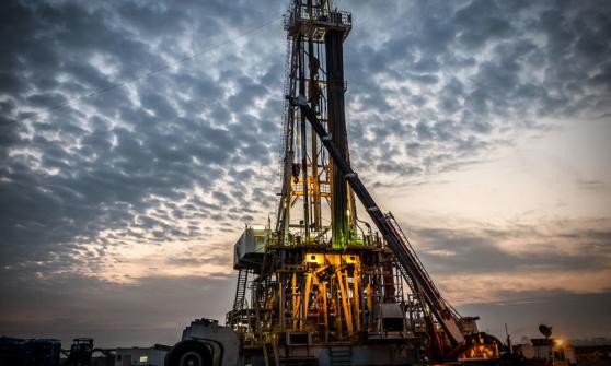 Petróleo se mantiene cerca del máximo de 7 años mientras inversionistas esperan reunión de la OPEP+ 