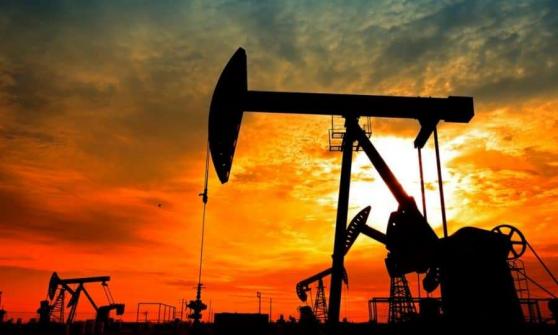 Petróleo se dirige a una cuarta ganancia semanal mientras la IEA advierte sobre precios altos