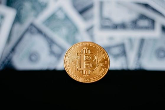 Oficiales chinos pagaron en Bitcoin a funcionario estadounidense para obstruir investigación, informa DOJ