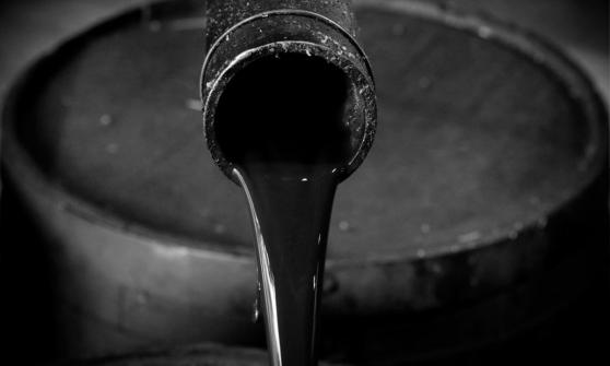 Petróleo se hunde ante expectativas de mayor producción de la OPEP+