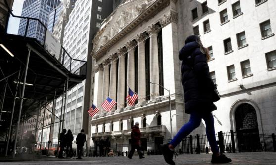 Wall Street se anima por mayor creación de empleos en Estados Unidos