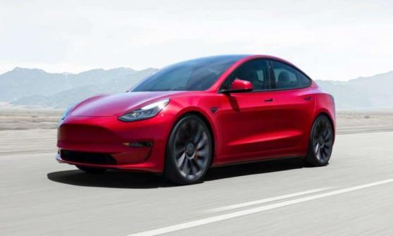 Tesla, de Elon Musk, sube precios en algunos países; Ford abarata el Mustang Mach-E