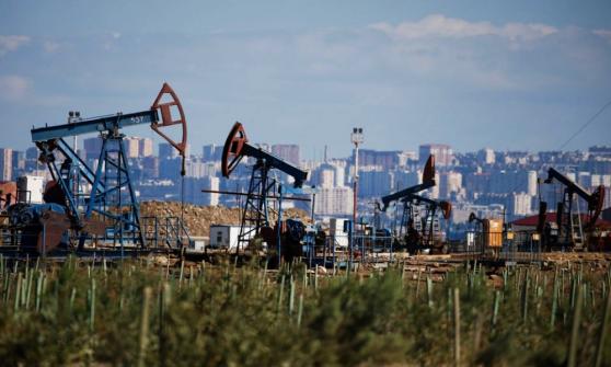 Petróleo se eleva a 100 dólares por expectativas de producción de Arabia Saudita