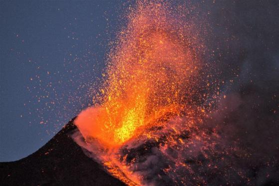 El presidente de El Salvador afirma que se ha extraído el primer bitcoin del volcán