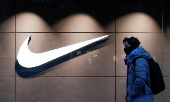 Nike toca máximo en bolsa; inversionistas se animan ante mejores expectativas en ingresos