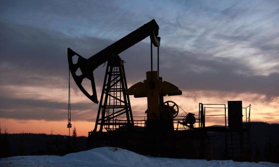 Petróleo se eleva 2% debido a que Rusia podría reducir la producción en respuesta al tope