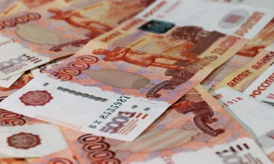 Rublo alcanza nivel no visto desde 2015 frente al euro; UE se prepara para pagar gas