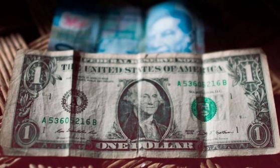 Peso gana terreno a un dólar que se debilita ante las principales monedas del mundo