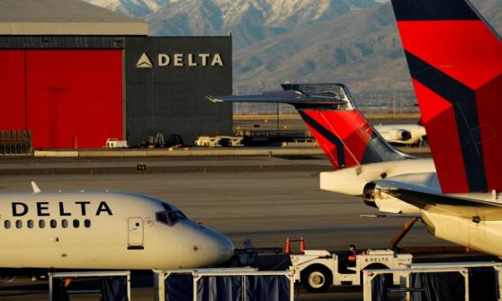 Delta Air Lines descontará 200 dólares mensuales a empleados no vacunados contra el COVID-19